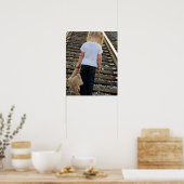 Kleines Mädchen auf Eisenbahnwegen Poster (Küche)
