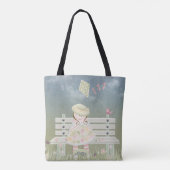 Kleines Mädchen auf Parkbank mit Drachen und Vogel Tasche (Rückseite)