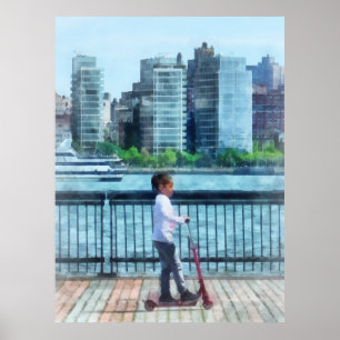 Kleines Mädchen auf Roller durch Manhattan-Skyline Poster