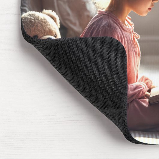 Kleines Mädchen beim Lesen von Teddybären Mousepad (Ecke)