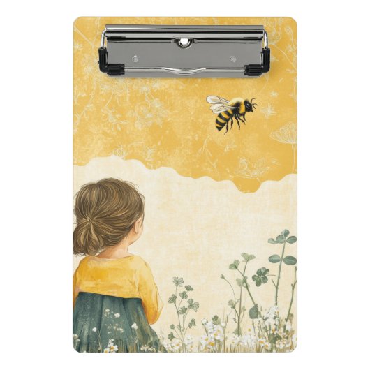 Kleines Mädchen beobachtet eine Hummel Mini Klemmbrett (Vorderseite)