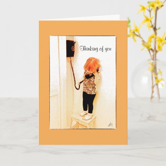 Kleines Mädchen, das an einem alten Mode-Telefon Karte (Gelbe Blume)