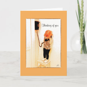 Kleines Mädchen, das an einem alten Mode-Telefon Karte