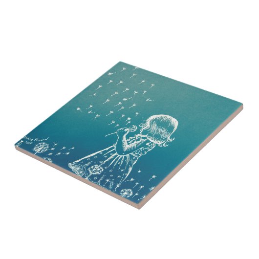 Kleines Mädchen, das auf einem Löwenzahn Fliese (Seite)