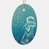 Kleines Mädchen, das auf einem Löwenzahn Keramik Ornament (Links)