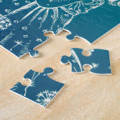 Kleines Mädchen, das auf einem Löwenzahn Puzzle (Seite)