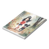 Kleines Mädchen, das mit ihrem Hund im Wald heruml Notizblock (Rotiert)