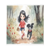Kleines Mädchen, das mit ihrem Hund im Wald heruml Notizblock (Vorderseite)