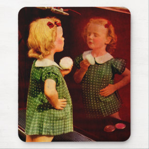 Kleines Mädchen der 1930er Jahre, das in den Spie Mousepad