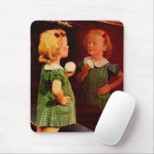 Kleines Mädchen der 1930er Jahre, das in den Spieg Mousepad (Mit Mouse)