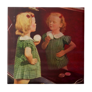 Kleines Mädchen der 30er Jahre, das in den Spiegel Fliese