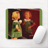 Kleines Mädchen der 30er Jahre, das in den Spiegel Mousepad (Mit Mouse)