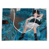 Kleines Mädchen in einem blauen Sessel, Cassatt Große Geschenktüte (Vorderseite)