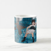 Kleines Mädchen in einem blauen Sessel, Cassatt Kaffeetasse (Mittel)