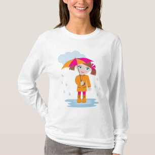 Kleines Mädchen in orangem Regenmantel mit rosa Re T-Shirt
