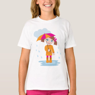 Kleines Mädchen in orangem Regenmantel mit rosa Re T-Shirt