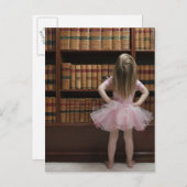 kleines Mädchen in tutu lesen Buchcover in Postkarte (Vorne/Hinten)