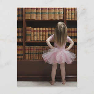 kleines Mädchen in tutu lesen Buchcover in Postkarte