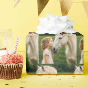 Kleines Mädchen küsst ihr Pferd Geschenkpapier