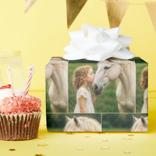 Kleines Mädchen küsst ihr Pferd Geschenkpapier (Geburtstagsparty)