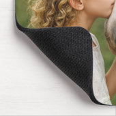 Kleines Mädchen küsst sein Pferd Mousepad (Ecke)