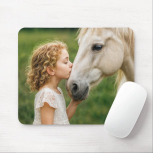 Kleines Mädchen küsst sein Pferd Mousepad