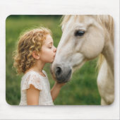 Kleines Mädchen küsst sein Pferd Mousepad (Vorne)