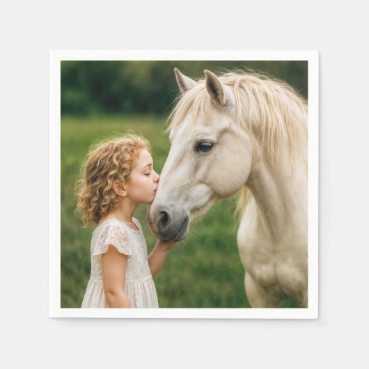Kleines Mädchen küsst sein Pferd Serviette (Vorderseite)