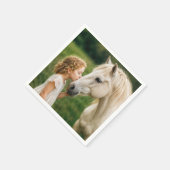 Kleines Mädchen küsst sein Pferd Serviette (Ecke)