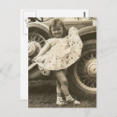 kleines Mädchen mit dem Auto mit der Postkarte (Vorne/Hinten)