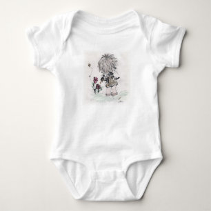 Kleines Mädchen mit einem Kitten Baby Strampler