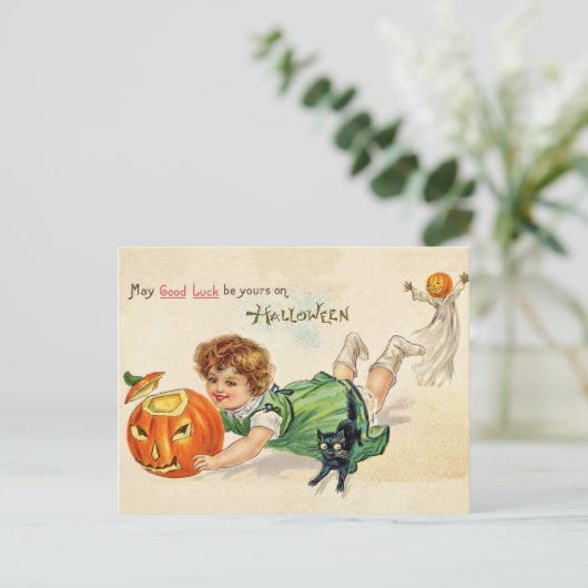 Kleines Mädchen mit geschnitztem Kürbis und schwar Postkarte (Stehend Vorderseite)