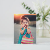 Kleines Mädchen mit gestreifter Handtasche Postkarte (Stehend Vorderseite)