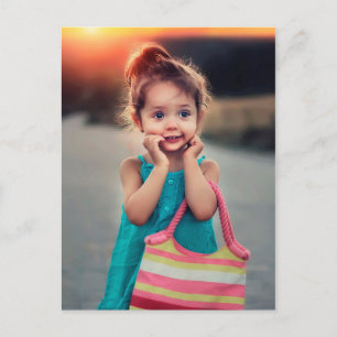 Kleines Mädchen mit gestreifter Handtasche Postkarte