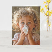 Kleines Mädchen mit Gewehrspalte für einen erholsa Karte (Gelbe Blume)