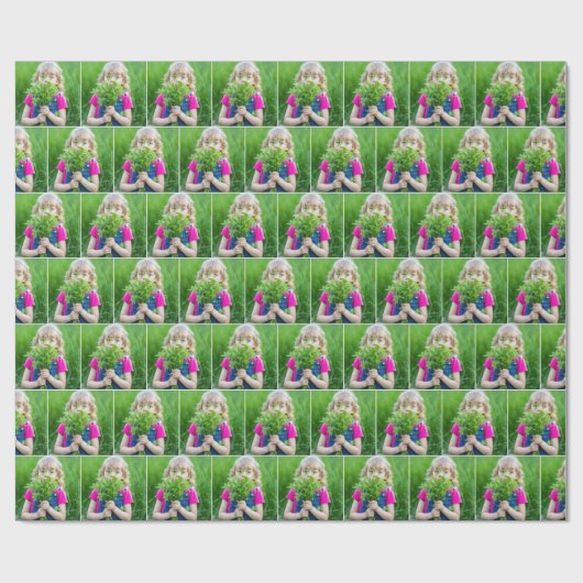 Kleines Mädchen mit grünem Unkraut Geschenkpapier (Flach)