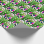 Kleines Mädchen mit grünem Unkraut Geschenkpapier (Ecke)