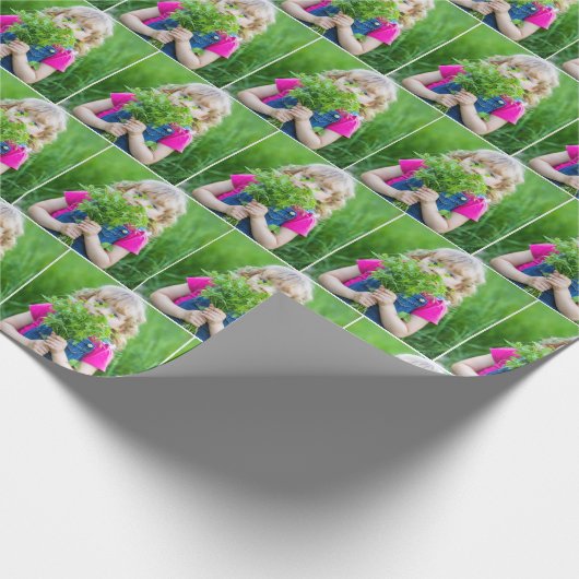 Kleines Mädchen mit grünem Unkraut Geschenkpapier (Ecke)