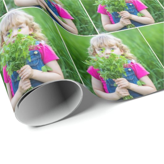 Kleines Mädchen mit grünem Unkraut Geschenkpapier (Rolleneckpunkt)