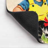 Kleines Mädchen mit hübschem Kätzchen Mousepad (Ecke)