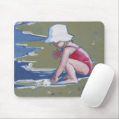 Kleines Mädchen mit Hut am Strand mit Wellen Mousepad (Mit Mouse)