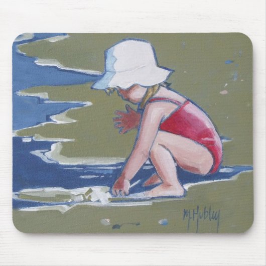 Kleines Mädchen mit Hut am Strand mit Wellen Mousepad (Vorne)