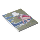 Kleines Mädchen mit Hut am Strand mit Wellen Notizblock (angewinkelt)