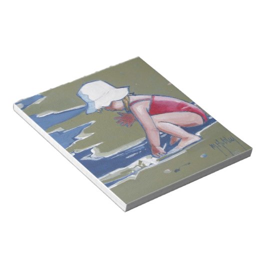 Kleines Mädchen mit Hut am Strand mit Wellen Notizblock (angewinkelt)