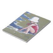 Kleines Mädchen mit Hut am Strand mit Wellen Notizblock (Rotiert)