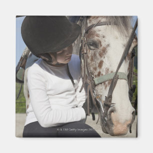 Kleines Mädchen mit ihrem Pferd Magnet