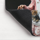 Kleines Mädchen mit Kätzchen in ihrer Schürze Mousepad (Ecke)