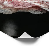 Kleines Mädchen mit Kätzchen in ihrer Schürze Poster (Ecke)