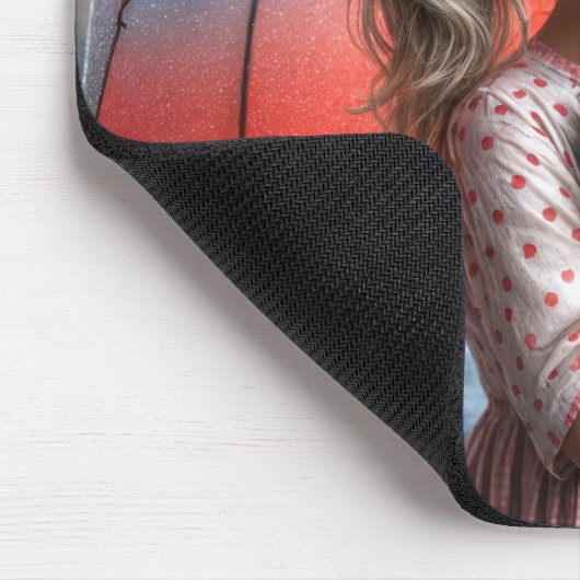 Kleines Mädchen mit Kätzchen unter Schirm Mousepad (Ecke)