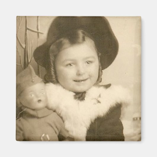 kleines Mädchen mit Puppenmagnet Magnet (Vorne)